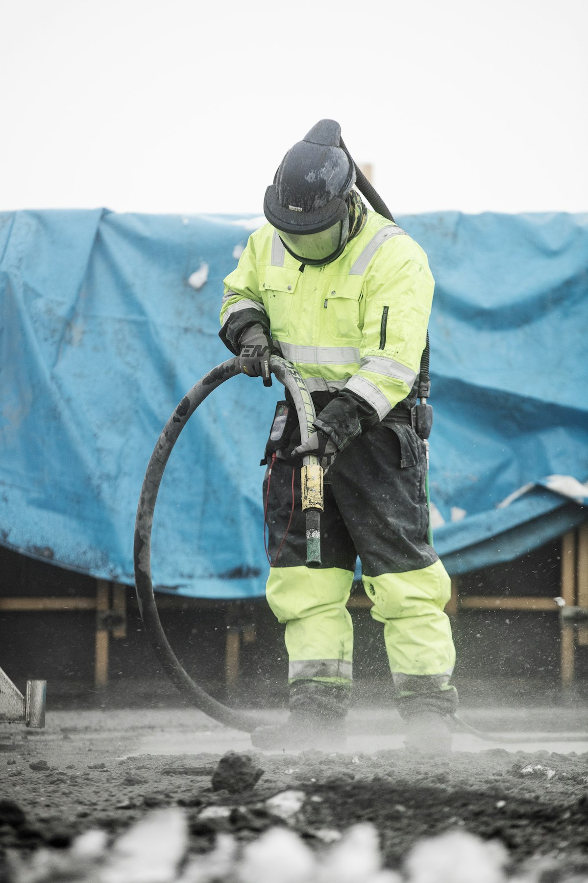 Worker operating a high-pressure water jetting lance